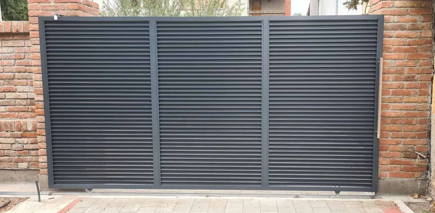 Antracit aluminijumska klizna kapija sa horizontalnim lamelama