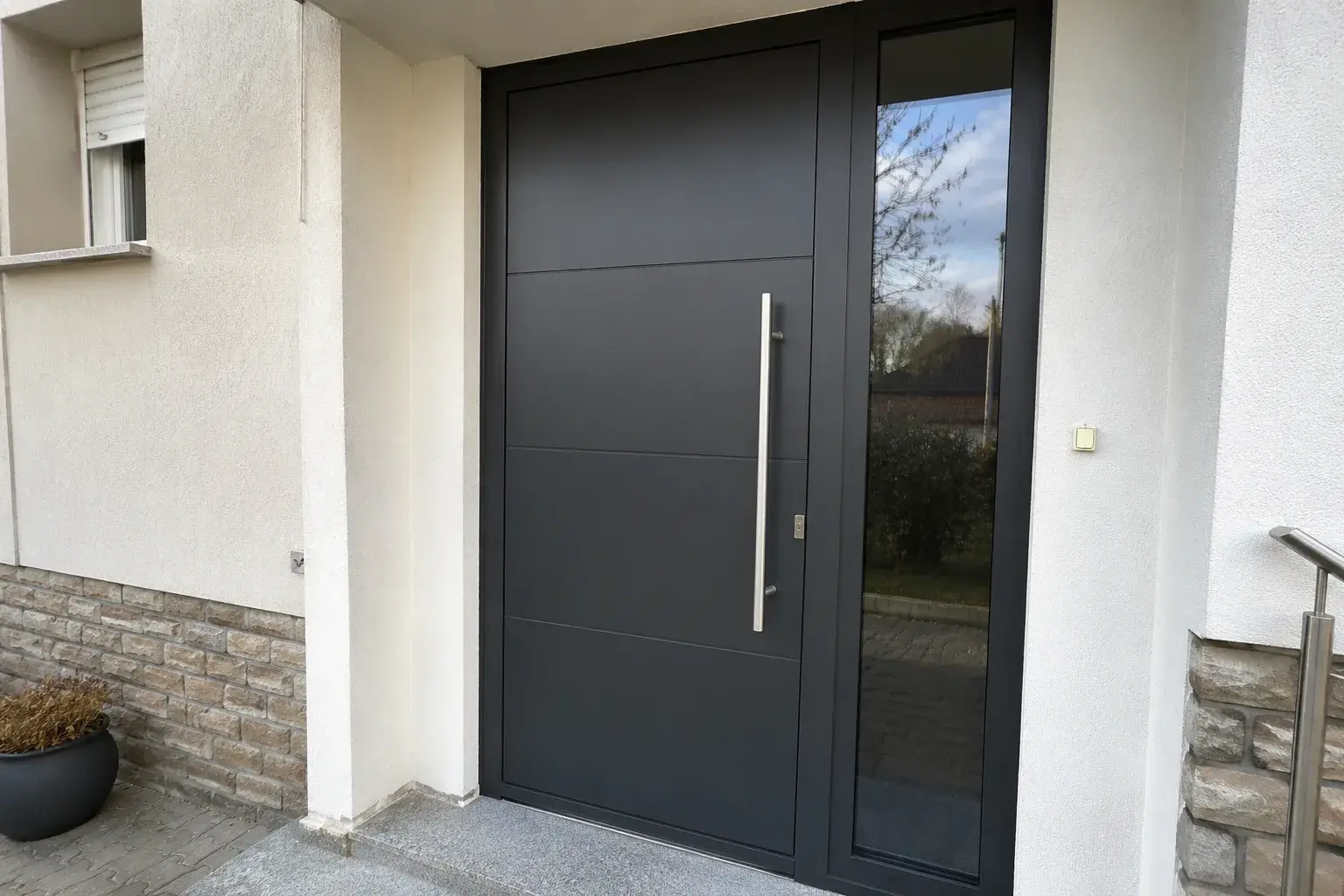 Antracit aluminijumska ulazna vrata sa bočnim staklom i inox ručkom