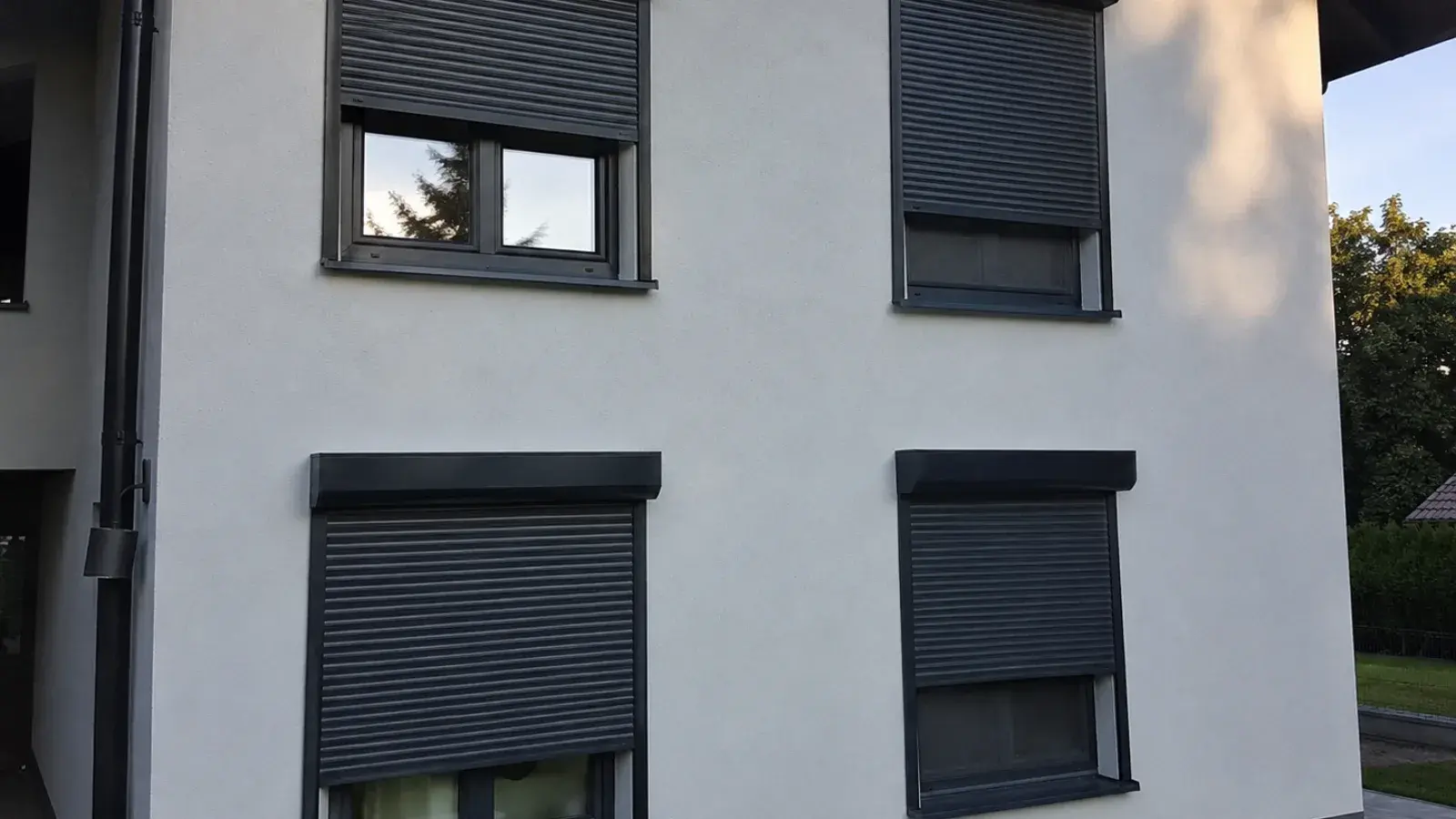 Antracit roletne na prozorima bele fasade